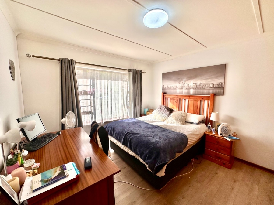 4 Bedroom Property for Sale in Glen Barrie Western Cape